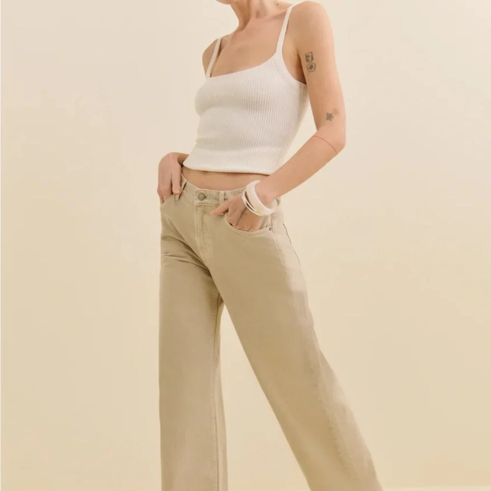 Reformation Cary low rise, slouchy wide leg jeans - sand dollar - Picture 6 of 7